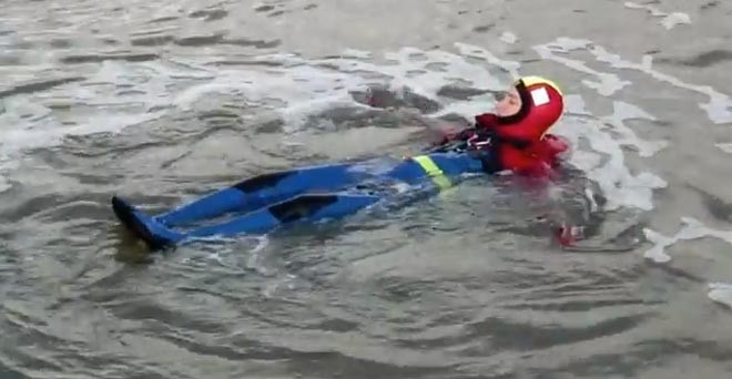 Thermal protective survival suit in water ©  SW